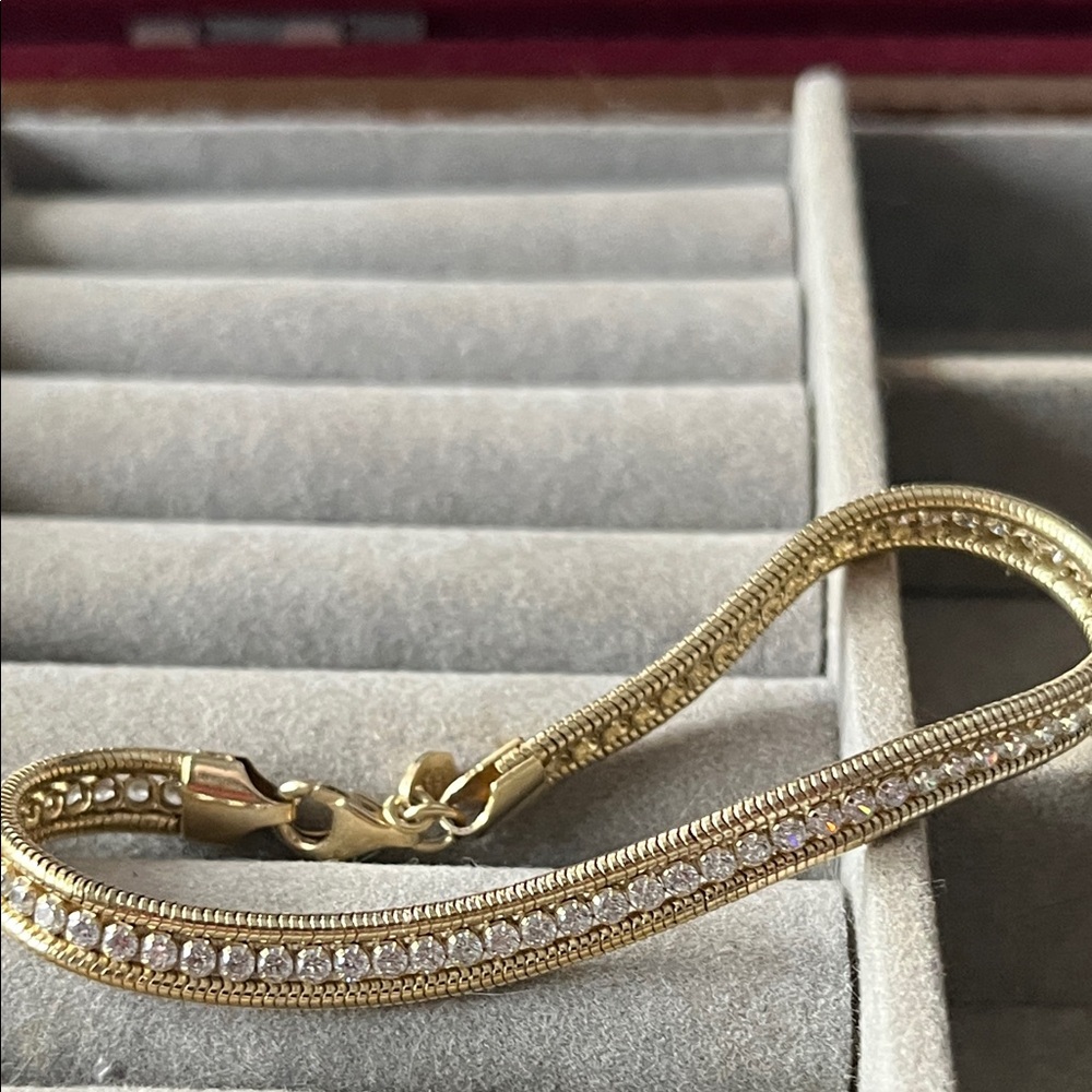 Elegant Gold Bracelet with Rhinestones